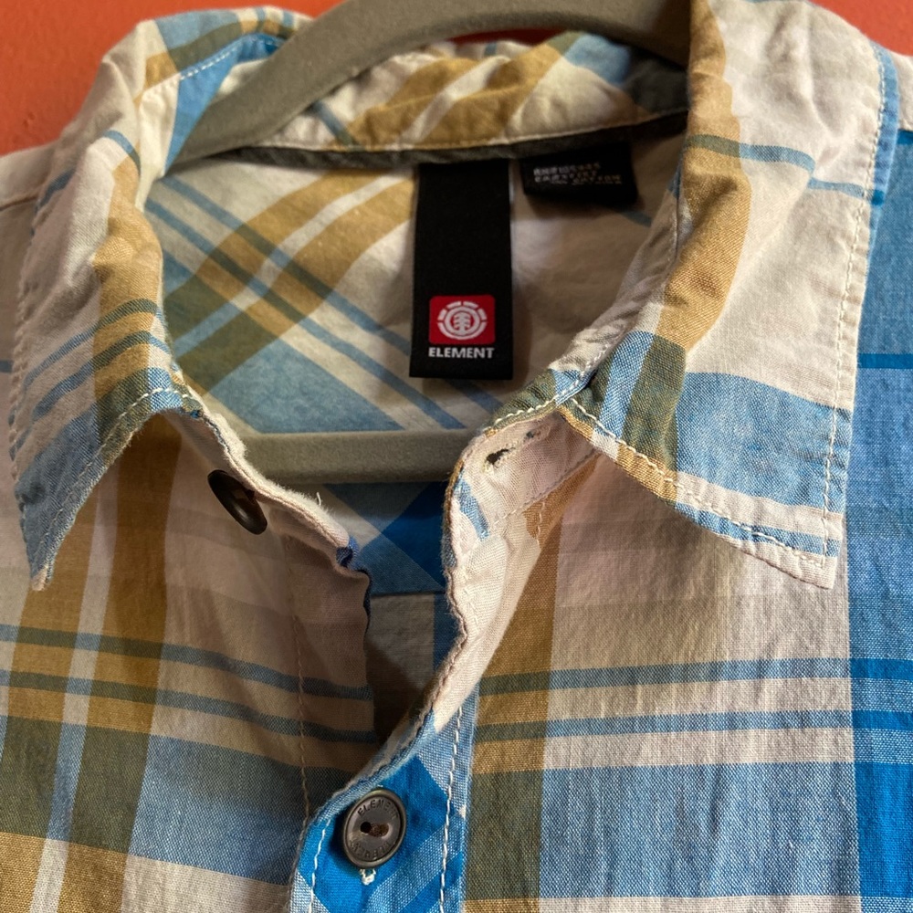 ELEMENT short sleeve button down. Light weight 100% cotton.